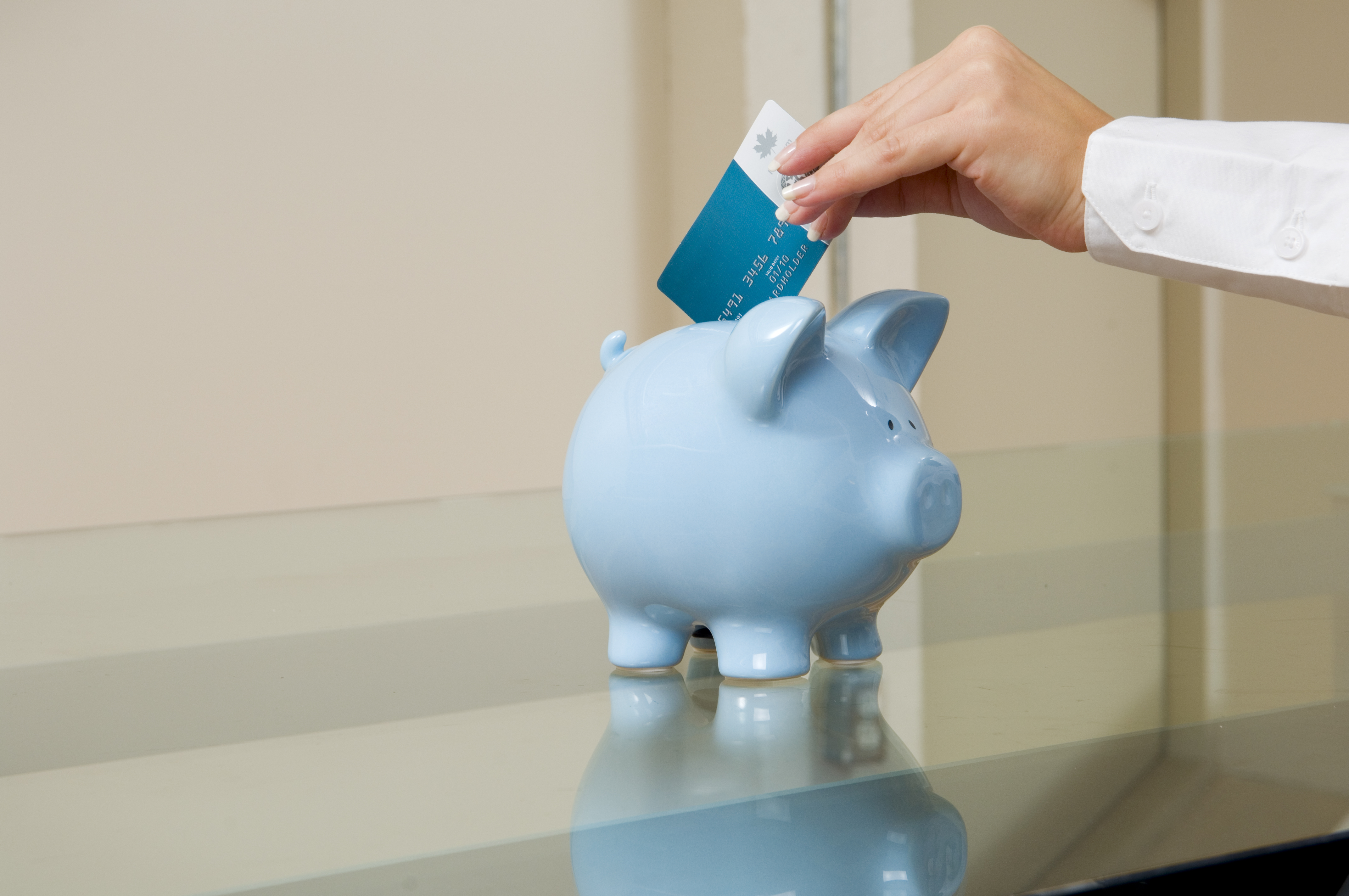 Zbytečné bankovní poplatky: Od čeho byste měli dát ruce pryč?